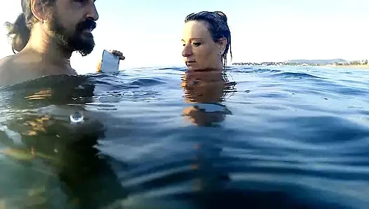 Luna becerdin almadan önce onun ağızlığını su altında berbat