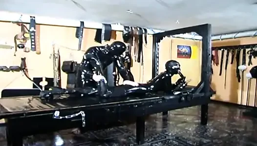 Lateksli maskeli kızla bdsm