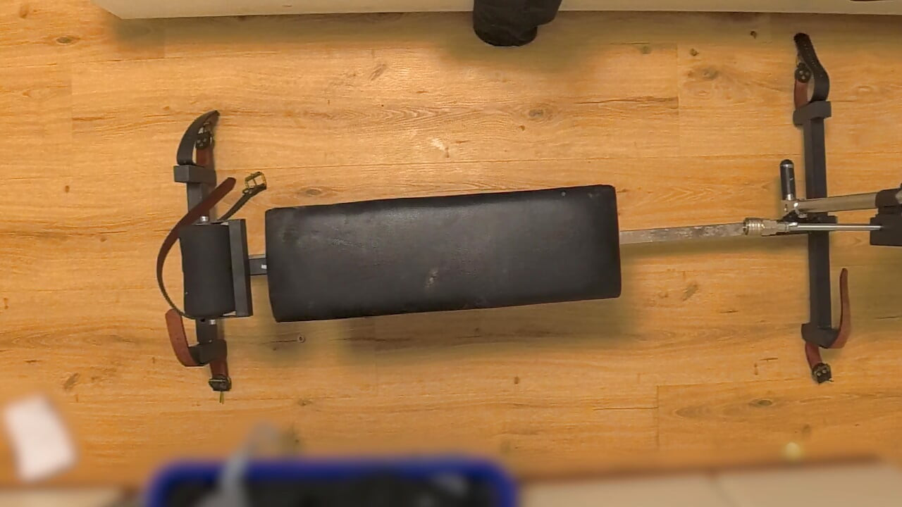 Lateks čednost sissy na seks mašini i dupli dildo
