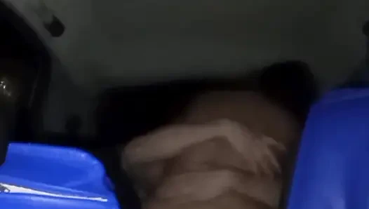 Arabada en iyi seks ve dışarıda yağmur yağıyor!