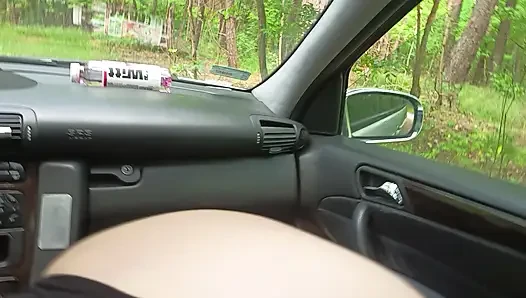 Cewek jalang ini nyepong kontol ganas di dalam mobil