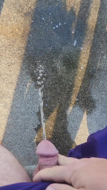 「Piss, piss, and more piss」の魅惑的な瞬間。
