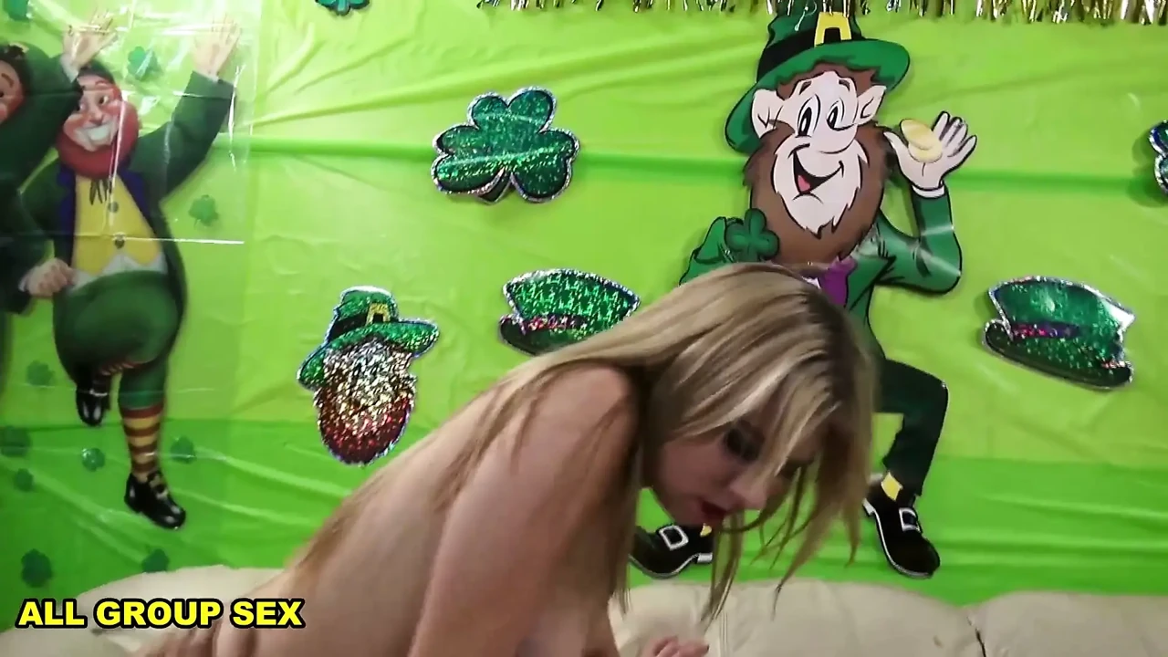 Massive Squirts From Blondes Moly Bennett and Ivana Sugar
