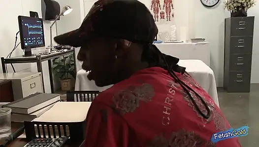 Memek dokter wanita seksi dientot sama pria kulit hitam berotot di rumah sakit