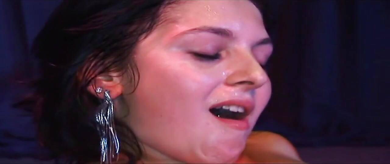 Zrela brineta raširena u divljoj gangbang orgiji