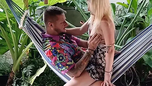 Rothaarige Farbe Ihr Haar, Blond, Sie Liebte Den Schwanz Auf Der Schaukel