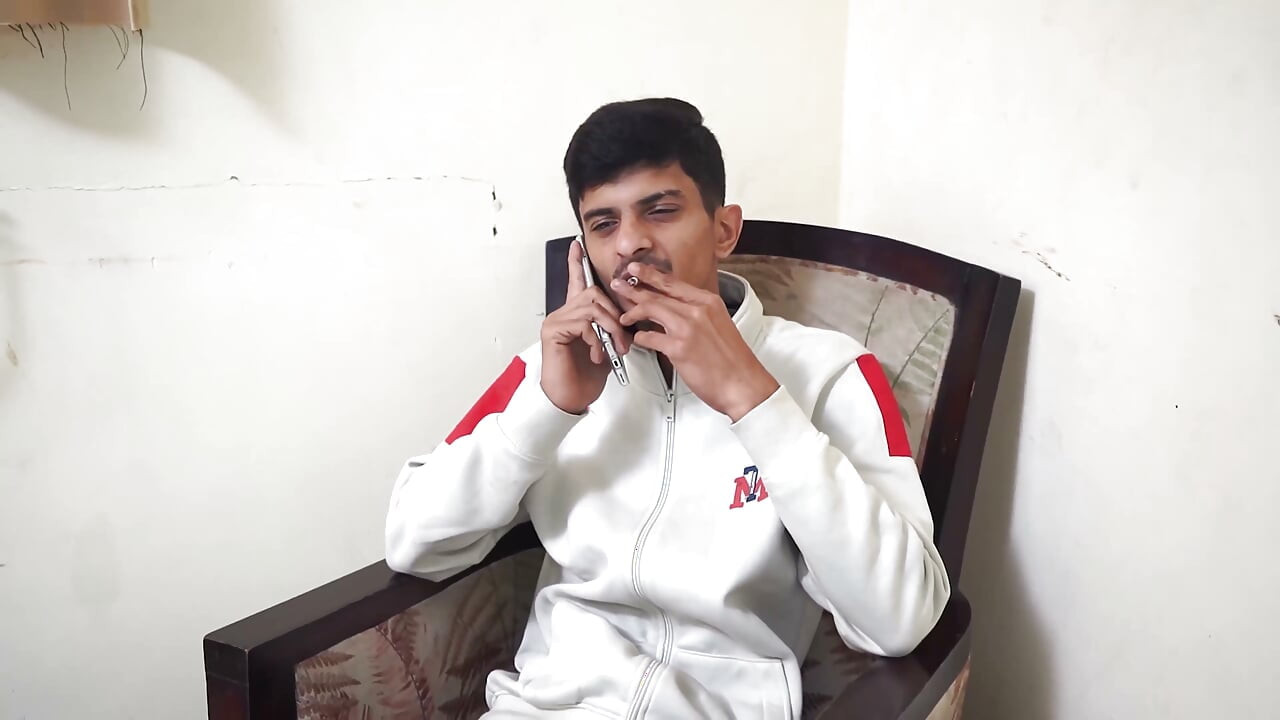 Bhabhi Ấn Độ già và trẻ quan hệ tình dục với cậu sinh viên đại học