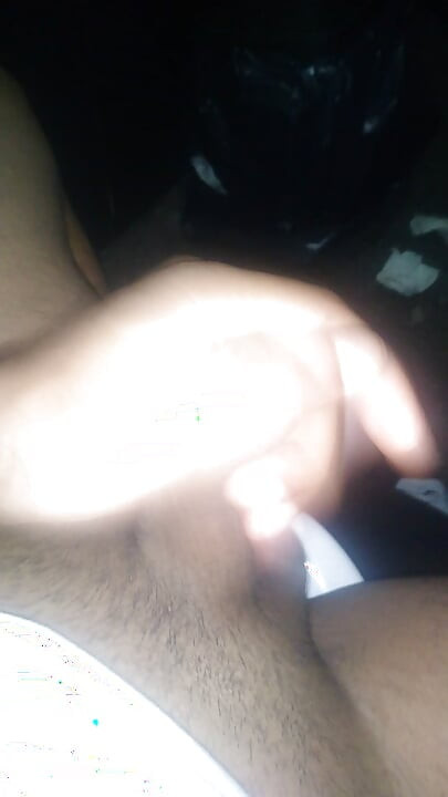 Je le tire dans des toilettes publiques