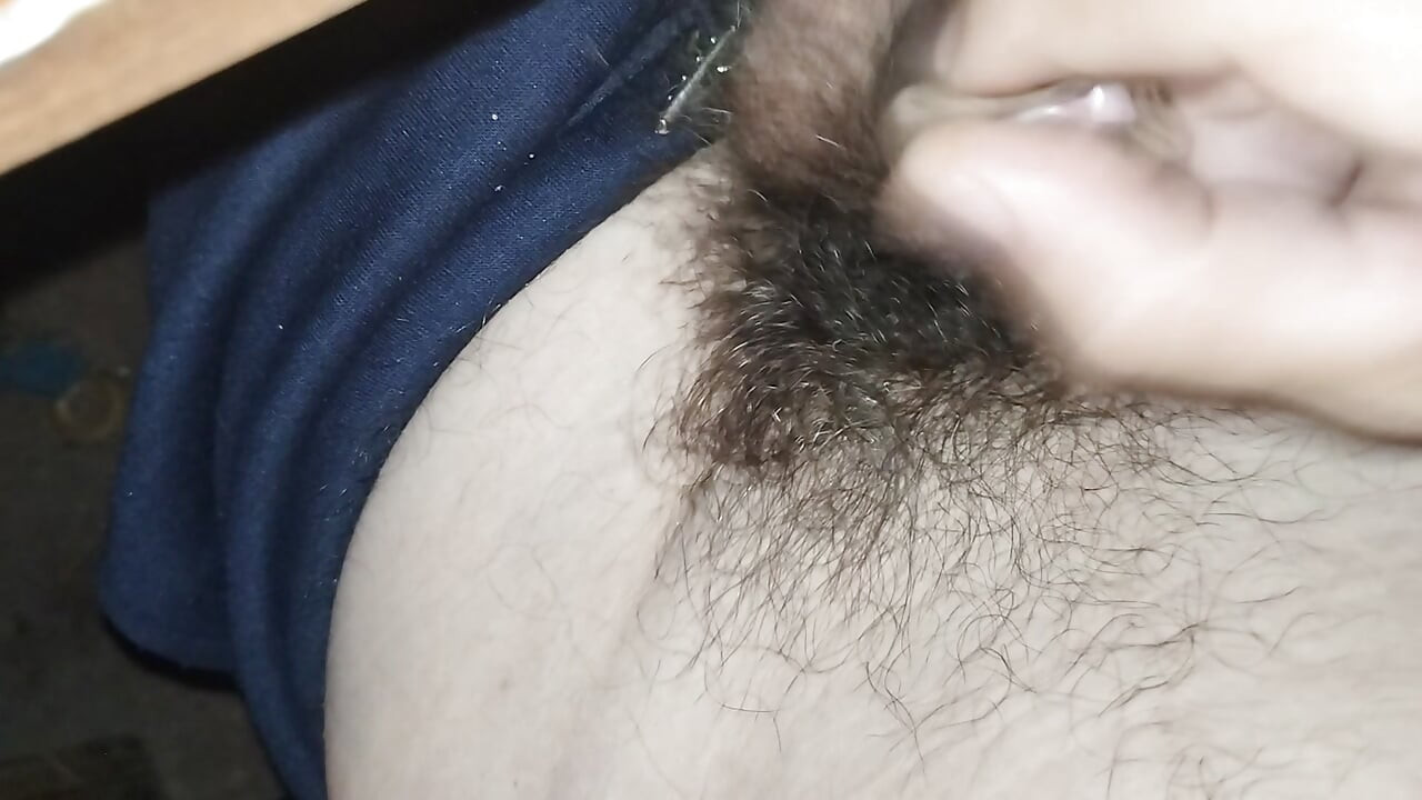 Masturbatie met harige pik