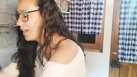 Üvey anne üvey kızının erkek arkadaşı tarafından mutfakta sikiliyor