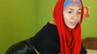 Мусульманская девушка в милой кожаной юбке