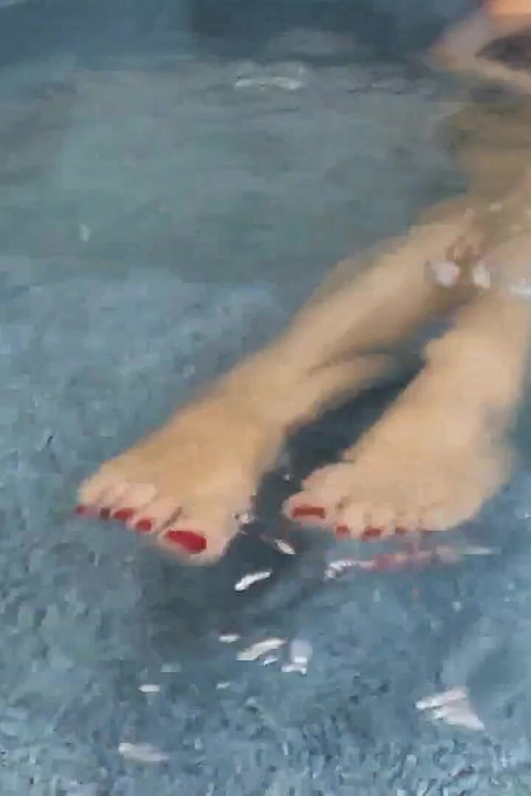 Danielle Maye provocando com o pé