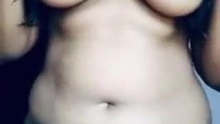 Menina lankana sexy mostrando seus peitos e buceta