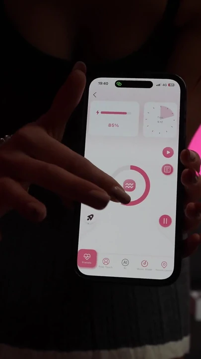 Ny trosvibrator gör mig riktigt våt och kåt - HoneyPlayBox | Klipp 1