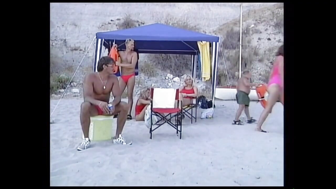 Ela dá uma boa chupada um pau grande do amigo dele enquanto eles estão na praia