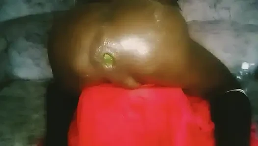 Büyük çikolatalı götüme yumruk sokuyorum
