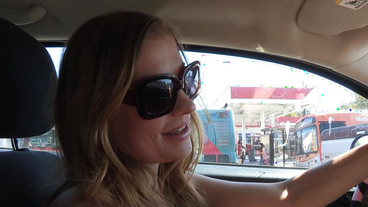 Gagica cu forme este futută în cur cu jucării de iubitul ei