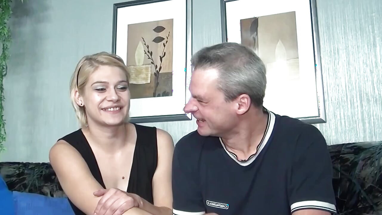 Loira gostosa esticada em ação a três desleixada