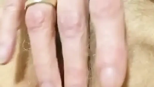 Aku sendirian di rumah dan membuat video untuk suamiku di hotel