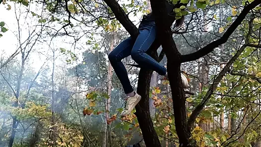 マンコをこするために木に登った女の子-レズビアン錯覚