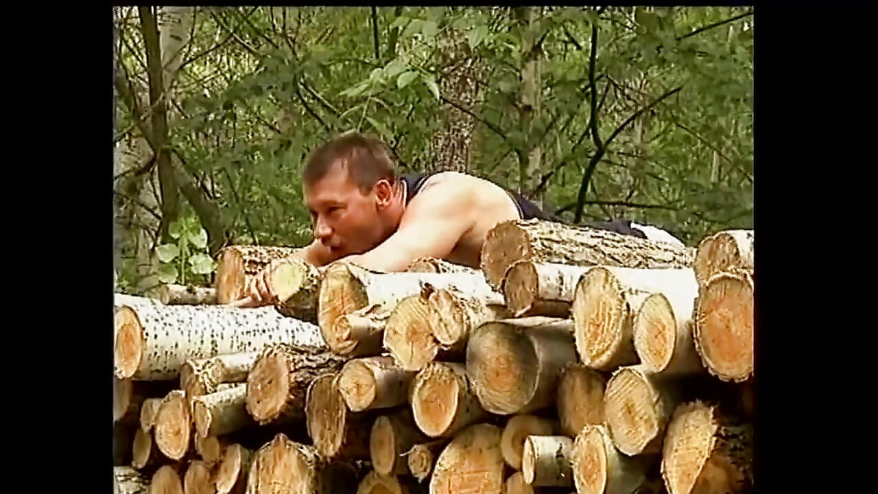 Bruneta țâțoasă fute o pulă tare în aer liber