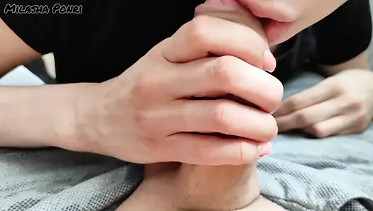Schüchterne stiefschwester leckt meinen schwanz mit ihrer zarten zunge, bis ich komme
