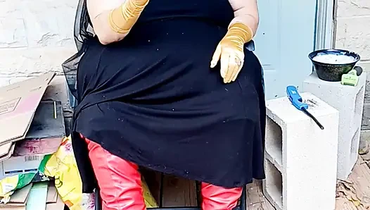 Gadis kelelawar sedang istirahat merokok di dalam dirinya