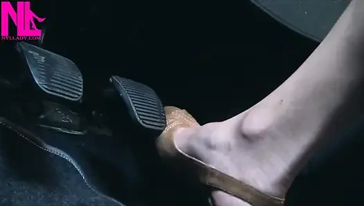 Реввинг и вождение в светло-коричневых пептойных сандалиях