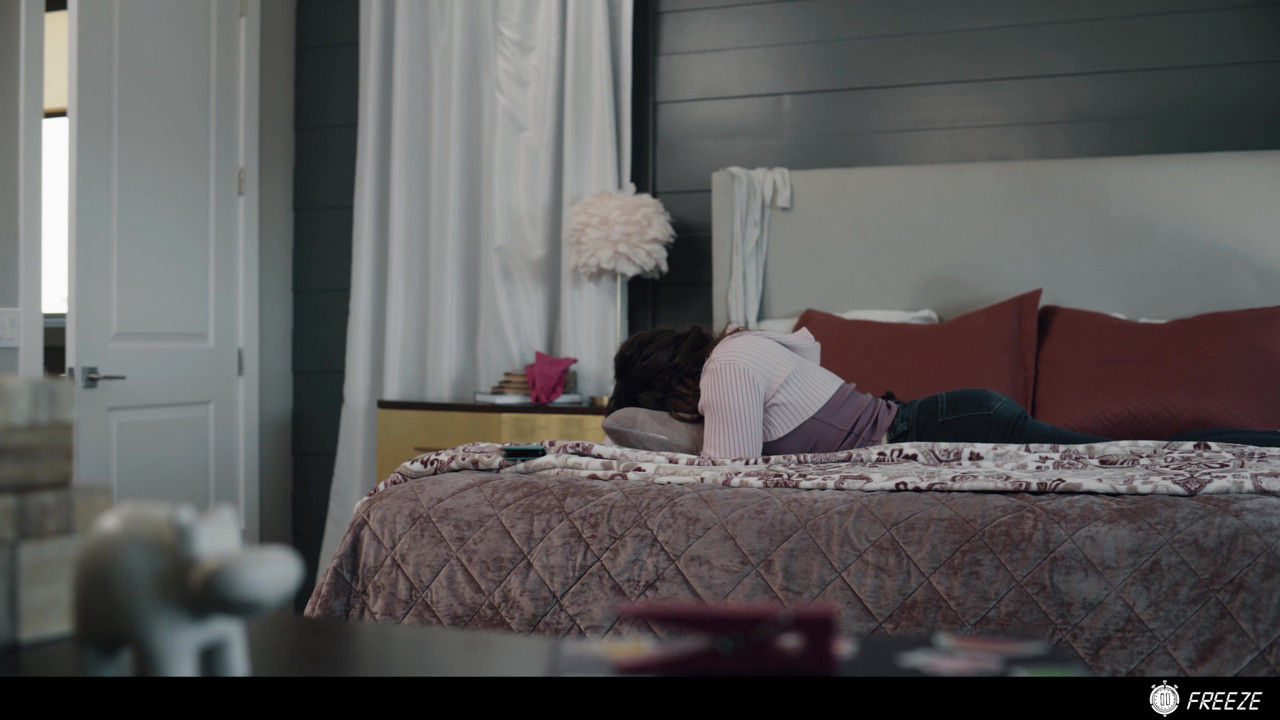 継父は継娘を凍らせ、彼女を何度も大きなうめき声のオーガズムにファックします