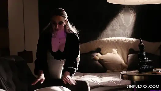 Эротичная крошка-блондинка занимается чувственным сексом в SinfulXXX