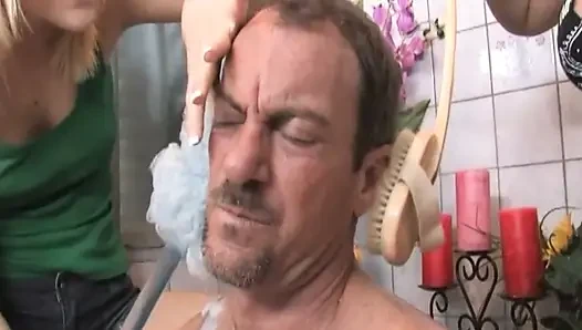 Lesben, blonde mit dicken möpsen, muschi lecken, ficken zu dritt