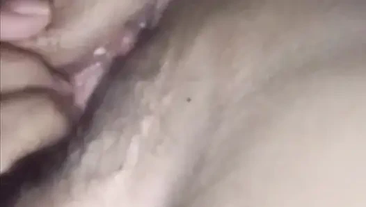 Еще один вчерашний видео-звонок моей жены, задница у нее тугая и волосатая мокрая киска, мне это так нравится