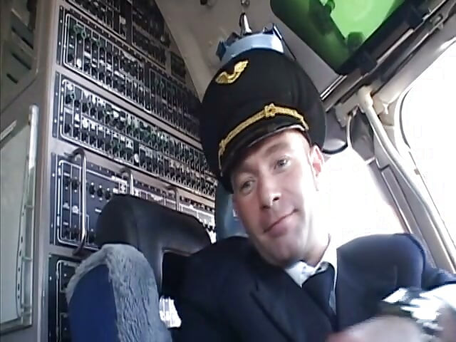 Randy pilot älskar sexig brunett i cockpit