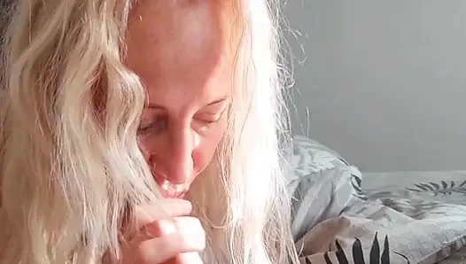 Güzel sarışın amatör karısı seksten zevk alıyor