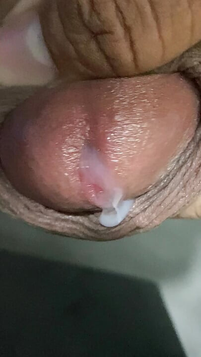 In the bathroom, there was a cock that was getting an erection, only knowing how to endure it, not having to do it