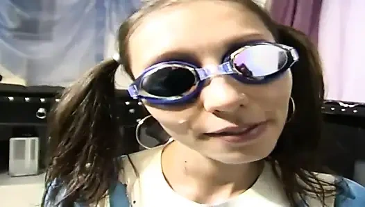 Pembantu rambut cokelat diikat