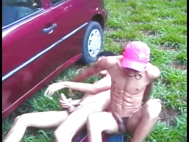 Pareja gay erótica al aire libre chupando polla antes de una explosión