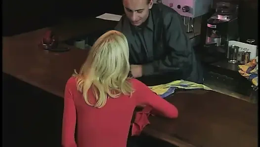 Bartender pantat meniduri pirang cantik