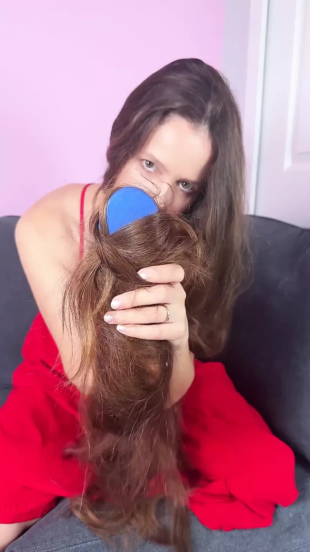 Сексуальная игра с длинными волосами с использованием расчески