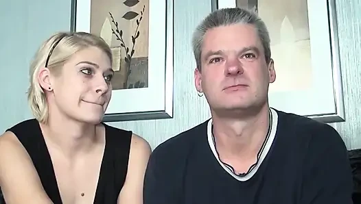 Sarışın ateşli kız ıslak üçlü grup sekste genişliyor