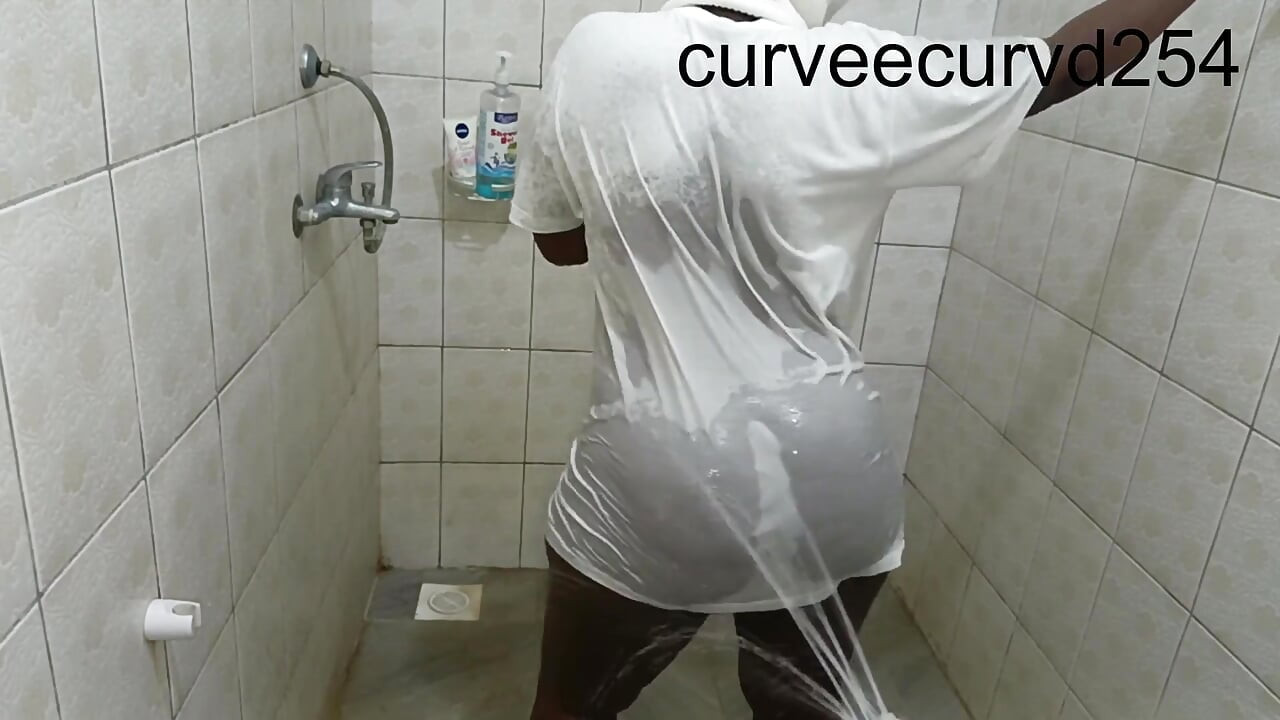 Nós ficamos molhados twerked chupados e fodidos: banheiro romance
