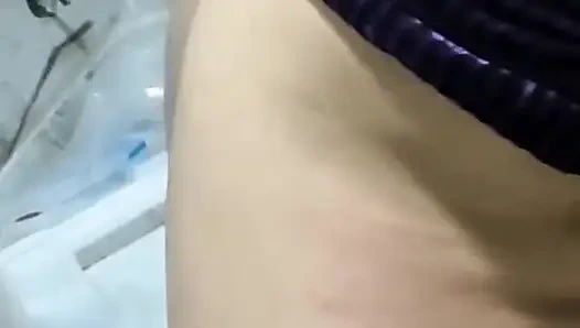 Sex unter der dusche zu haben, wird leidenschaftlich in der dusche gefickt