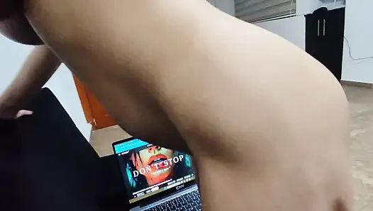 Cewek semok ini lagi asik ngentot di rumah