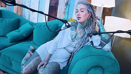 Ich spreche über G - Grattitude- ASMR podcast SFW spricht goth dünnes mädchen dreadlocks tattoo-model mit tinte mädchen