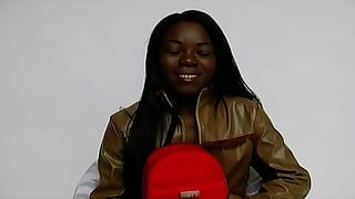 Een super hete Duitse zwarte vrouw geniet ervan om haar donkere kut met een dildo te gebruiken