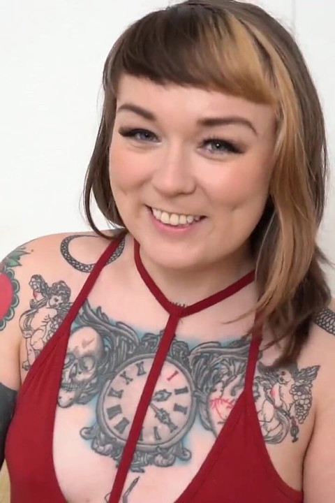 タトゥーの少女のためのおもちゃ