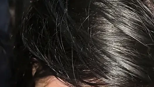 Gerçek orta yaşlı seksi kadın bar tuvaletlerinde sakso çekiyor ve yarak alıyor