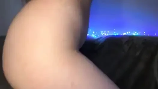 Jucielussie seksi elbisesiyle sıkı amcığını parmaklıyor