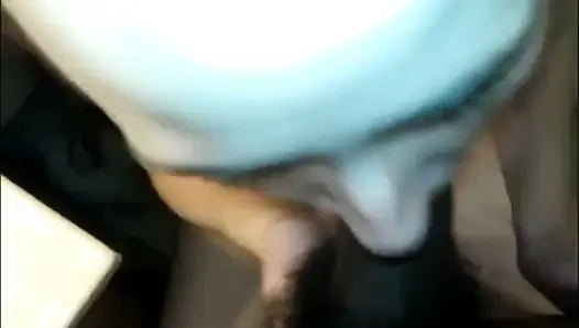 Lil Mary işerken sakso çekiyor