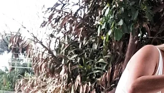 Я и Дай Белан почти голые, мыли балкон квартиры, а соседи наблюдали за нами